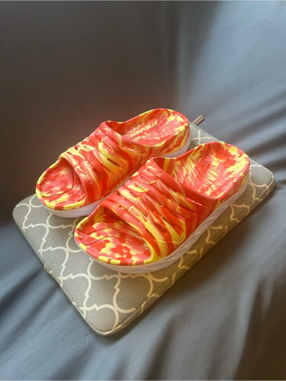 HOKA ONE ONE ORA Recovery Slide (LIKE NEW) (Sz 8 M / 10 W)